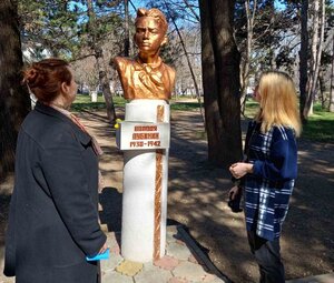 Декоммунизации в Крыму не будет: крымские студенты провели субботник на аллее памяти Пионеров-героев