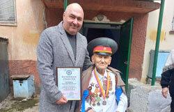 Владимир Резанов поздравил ветерана ВОВ с 99-летием