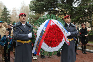 В День Неизвестного солдата в Симферополе возложили цветы к Вечному огню