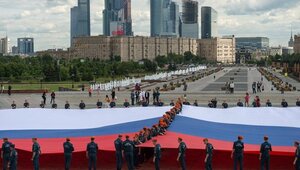 В Москве развернули самый большой флаг России