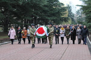 Члены Общественной палаты Крыма возложили цветы к Вечному огню в День неизвестного солдата