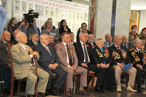 В крымском парламенте открылась фотовыставка «Бессмертный полк из пламени победы! Идет вперед могучий строй»