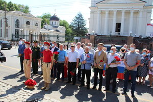 Крымские парламентарии и общественники возложили цветы к Долгоруковскому обелиску