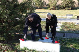 Анастасия Гридчина возложила цветы на мемориальном комплексе