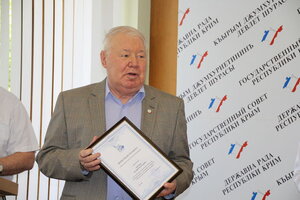 Александр Форманчук вручил общественникам награды за работу на выборах