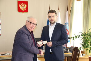 Александр Форманчук вручил удостоверение новому советнику