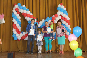 Члены Общественной палаты Крыма вручили школьникам из малообеспеченных семей канцелярские принадлежности и комплекты школьной формы